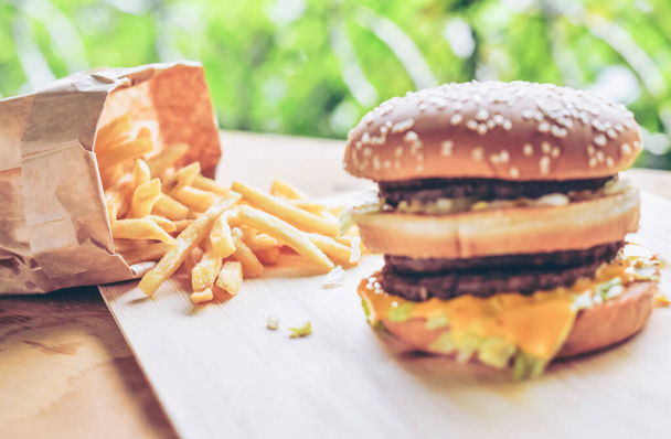 Delizioso hamburger fatto in casa con carne di manzo, pomodoro, formaggio e lattuce.Burgers sono un'icona americana. - Foto, immagini
