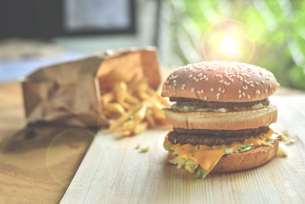 Grand hamburger frais et savoureux .Délicieux maison à base de boeuf, tomate, fromage et laite.Les burgers sont une icône américaine. - Photo, image