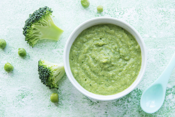 Baby food. Organic green broccoli  puree with ingredients. Mashed broccoli and pea - Fotografie, Obrázek