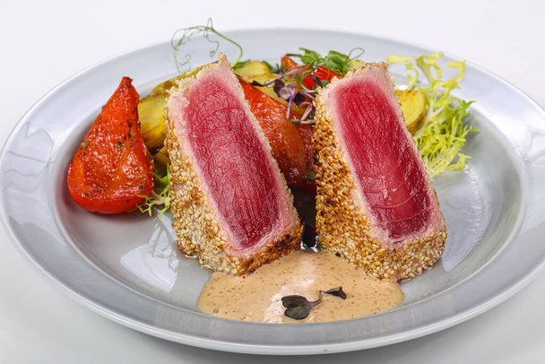 Tuna fish tataki in sesame seeds ans vegetables - Photo, Image