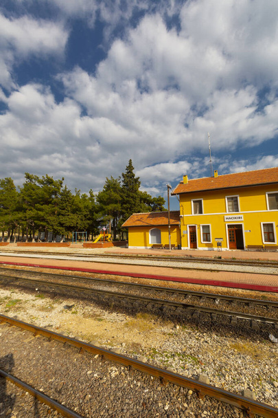La stazione ferroviaria di Hackr è una stazione ferroviaria del distretto di Adana Kiralan.. - Foto, immagini