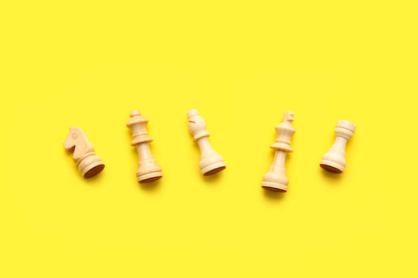 Шахові фігури на кольоровому фоні
 - Фото, зображення