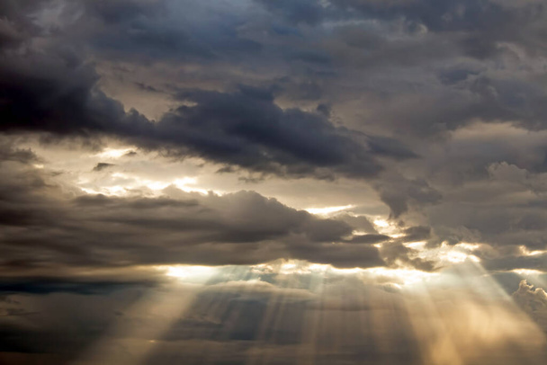 драматическое небо и дождевые облака с солнечными лучами - Фото, изображение