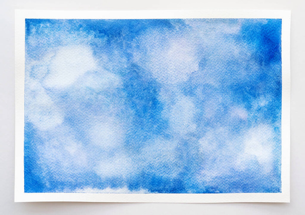 Absztrakt kék akvarell textúra háttér. Művész papír, letépett szélekkel, szürkén elválasztva, vágási útvonallal. Közelkép. - Fotó, kép