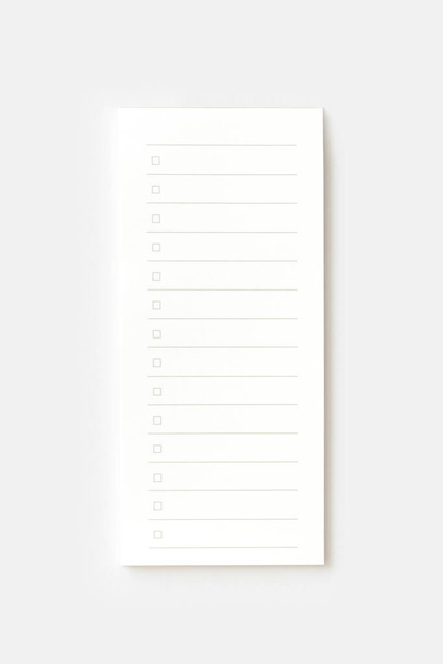 Almohadilla de papel en blanco aislada en blanco con ruta de recorte. Primer plano. - Foto, imagen