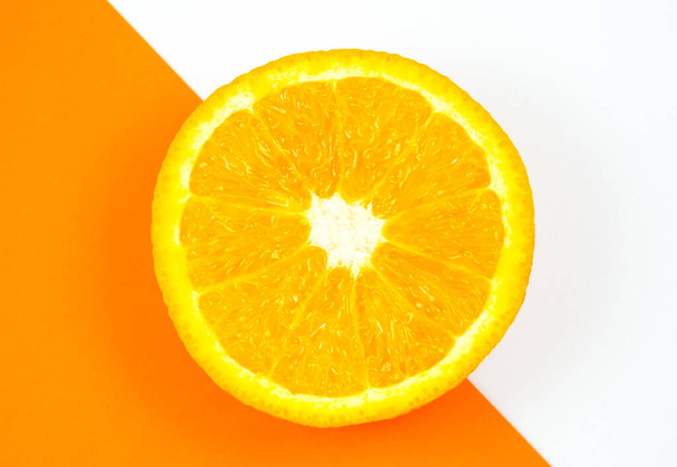 Lähikuva kuva Orange Fruit valkoinen ja oranssi tausta. Sitrushedelmät leikataan kahtia, sisältä, makro näkymä. Minimalismi, omaperäinen ja luova kuva. Kaunis luonnollinen pystysuora tapetti. - Valokuva, kuva
