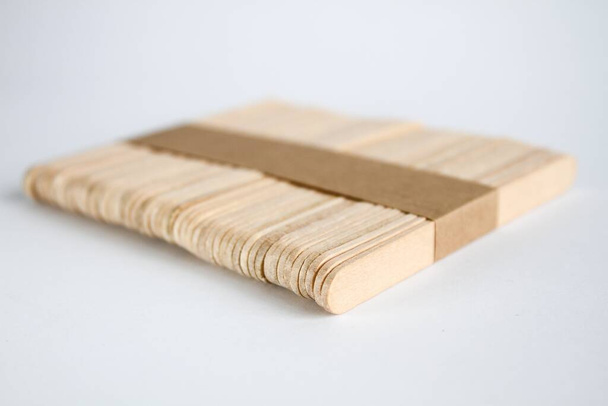 Ряд деревянных палочек изолированы на белом фоне  - Фото, изображение