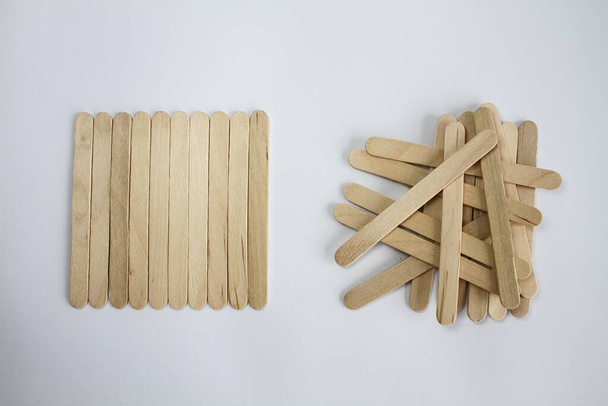 Dos montones de palos de madera aislados sobre fondo blanco  - Foto, imagen