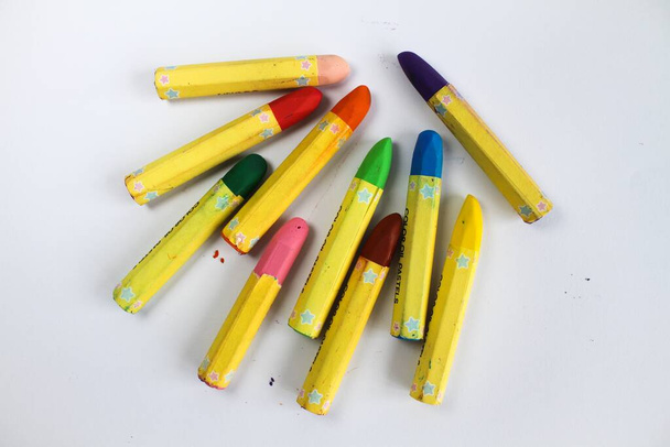 Bunch de crayons colorés pour les enfants sur fond blanc vue de dessus. - Photo, image