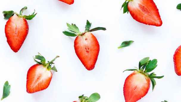Coupé en deux fraises sur fond blanc - Photo, image