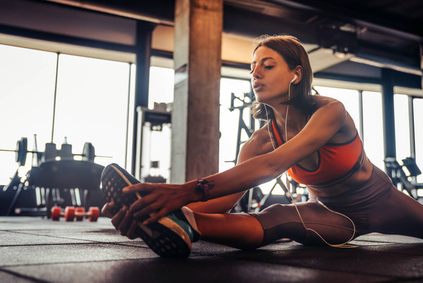 Close up image of attractive fit woman exercise in gym - Foto, afbeelding