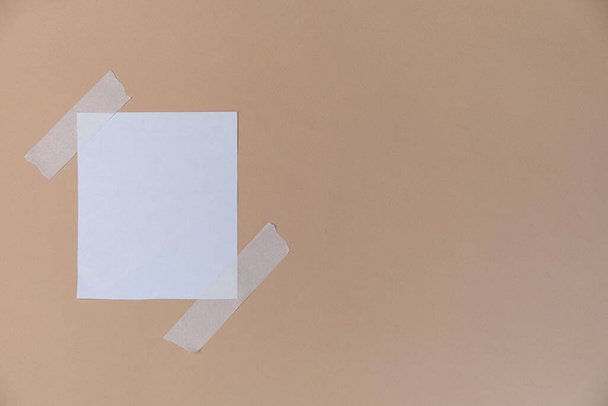 Tarjeta de felicitación maqueta. diferentes texturas de papel con bordes rotos y lisos sobre un fondo beige. .. lugar para el texto. - Foto, Imagen