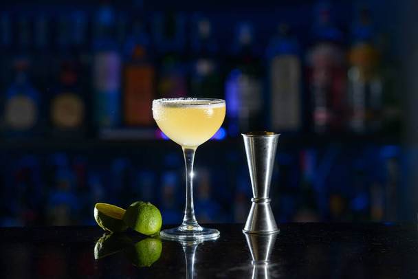 gele verfrissende cocktail op een bar bureau - Foto, afbeelding