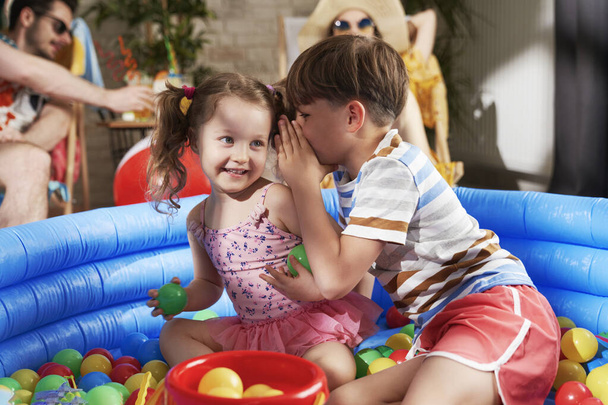 Gelukkige kinderen hebben plezier in een opblaasbaar ballenbad - Foto, afbeelding