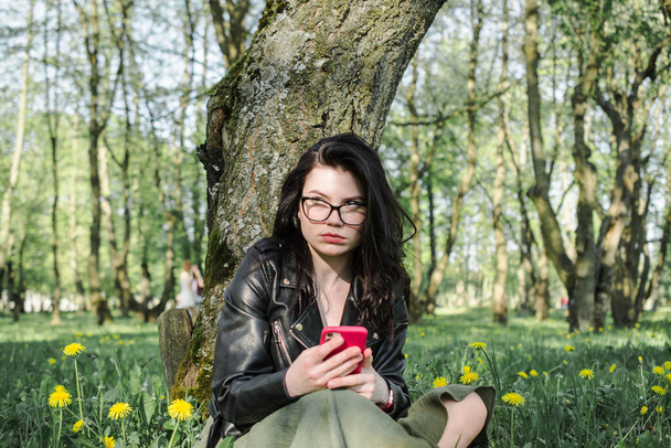 Beautiful brunette girl portrait in a summer park - Foto, Imagen