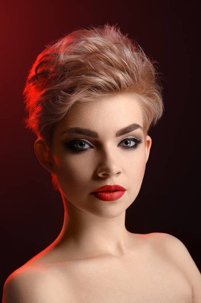 Kaunis nuori blondi punainen huuli nainen poseeraa taiteellinen punainen l - Valokuva, kuva