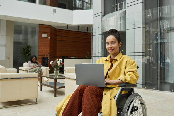 Donna d'affari disabile che lavora online - Foto, immagini