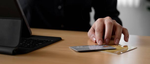 Close up mão de mulher usando cartão de crédito para pagamento on-line com teblet inteligente - Foto, Imagem