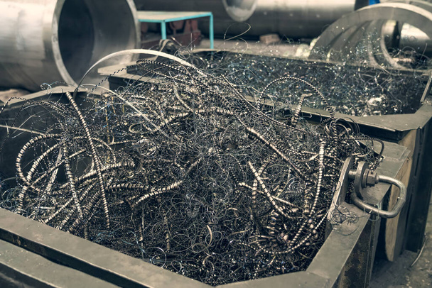 Μεταλλικά ρινίσματα ή απορρίμματα μετάλλων χάλυβα για ανακύκλωση σε εμπορευματοκιβώτια στο εργοστάσιο - Φωτογραφία, εικόνα