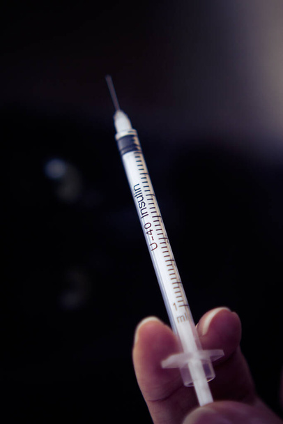 Seringa injectável de insulina mantida pelas enfermeiras. Espaço de cópia - Foto, Imagem