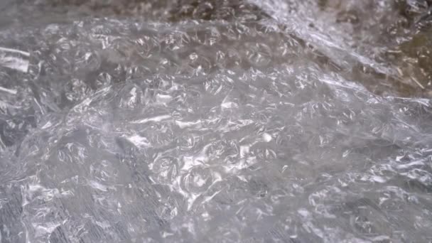 enrugado enrugado filme de embalagem usado close-up. Embrulho de bolhas. Contaminação com conceito de resíduos plásticos. Dolly Shot - Filmagem, Vídeo