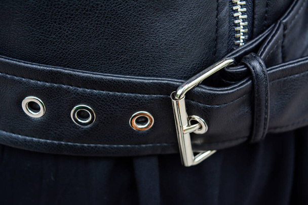 κλείσιμο μιας μαύρης δερμάτινης τσάντας με φερμουάρ - Φωτογραφία, εικόνα