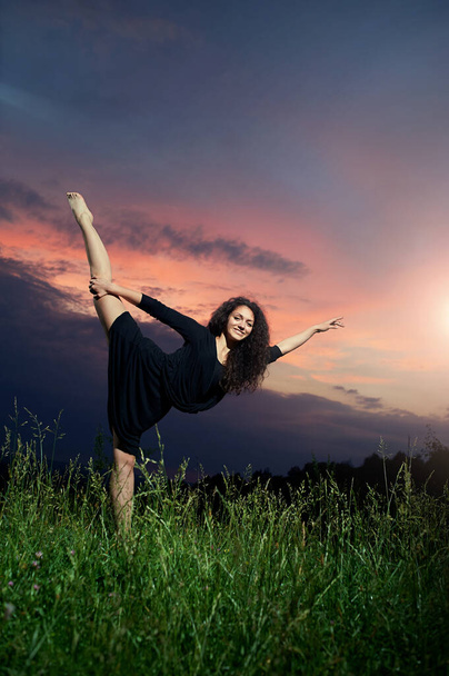 athletic, curly dancer performs vertical side splits - Φωτογραφία, εικόνα