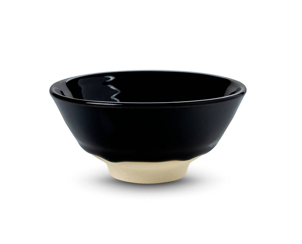 Чорна керамічна миска, порожня чорна миска ізольована на білому тлі
. - Фото, зображення