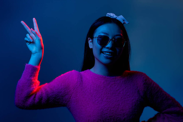 Neon eğlenceli renk ışık insanlar neşeli kız barış işareti - Fotoğraf, Görsel