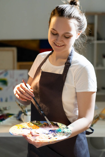 enjoying art female artist painting school - Фото, зображення