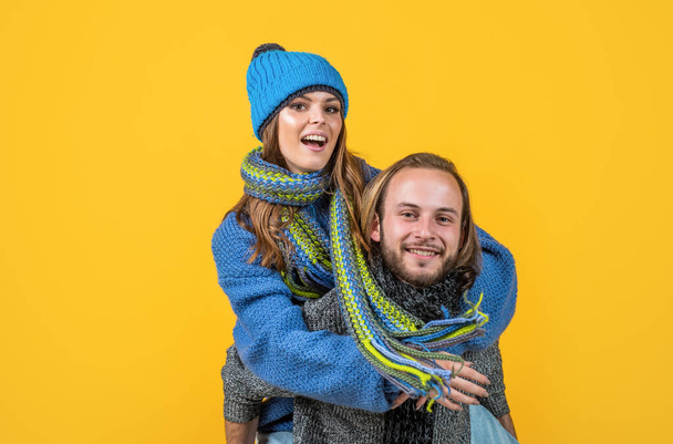homem feliz e mulher usam roupas de malha no inverno, relacionamento - Foto, Imagem