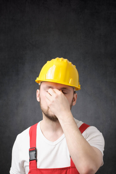 Портрет усталого строителя - Фото, изображение