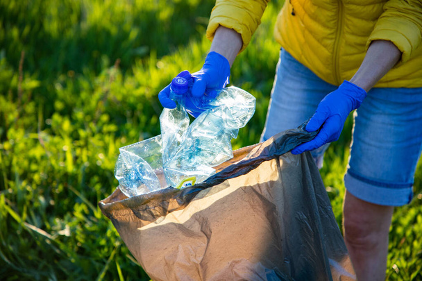 Dünya plastik çöp toplama günü gönüllüsü - Fotoğraf, Görsel