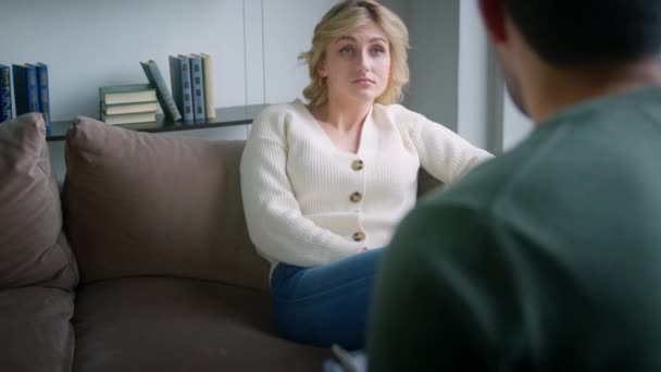 Mladá znuděná žena na psychoterapii v kanceláři psychoterapeutů - Záběry, video