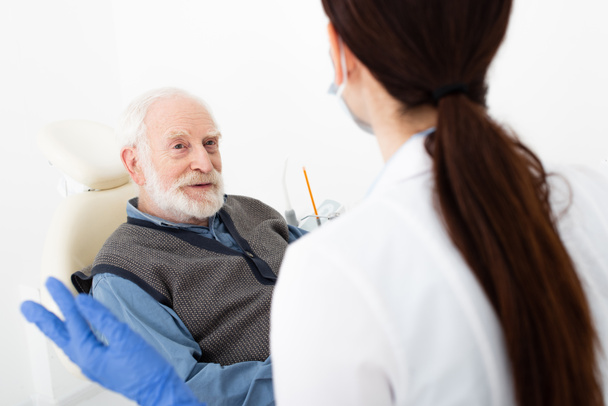 patient âgé en fauteuil dentaire en consultation avec un médecin à la clinique - Photo, image