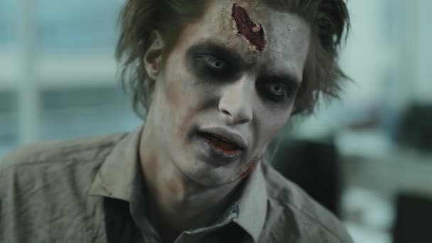 lähikuva aivokuollut zombie mies SFX meikki ja haavat nykiminen ja katselee ympärilleen - Materiaali, video