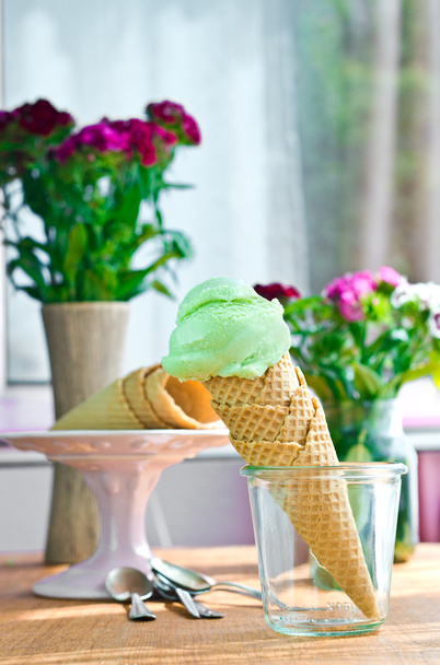 Homemade ice cream with mint - Photo, Image