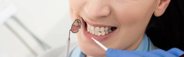close-up bekijken van tandheelkundige tanden onderzoeken met sonde en spiegel in tandheelkundige kliniek, banner - Foto, afbeelding