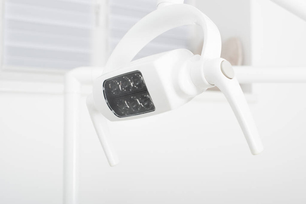 Белая современная медицинская лампа в стоматологической клинике - Фото, изображение