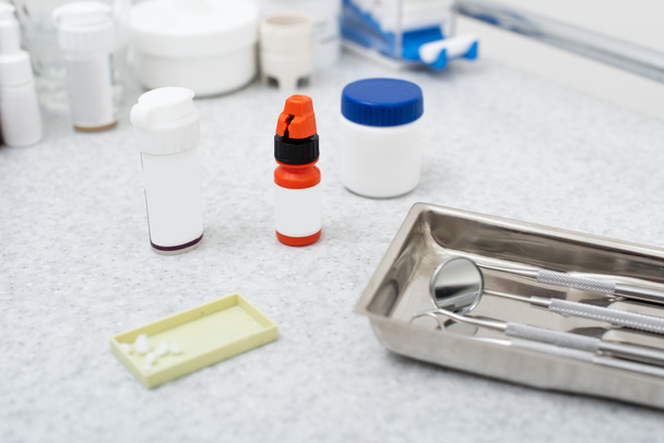 magas látószögű kilátás fogászati gyógyszerek és eszközök fém tálcán és orvosi asztalon  - Fotó, kép