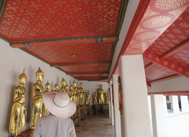 Les femmes asiatiques voyagent à Ayutthaya pour voir les ruines antiques pendant les vacances. - Photo, image