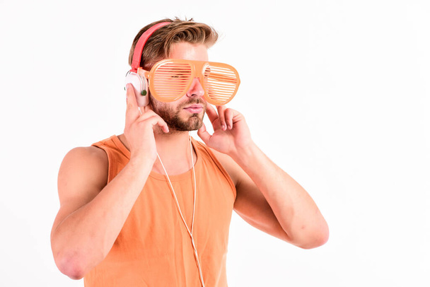 Hören Musik Kopfhörer Konzept. mp3-Player. sexy muskulösen Mann hören Musik auf dem Handy mp3-Player. Mann mit mp3-Player am Telefon isoliert auf weiß. Unrasierter Mann mit Kopfhörer - Foto, Bild