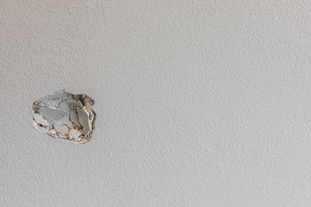 Dziura w ścianie korytarza spowodowana pięścią uderzającą w ścianę - Zdjęcie, obraz
