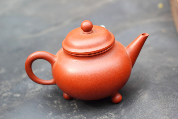 Bouilloire en terre pour le thé
  - Photo, image