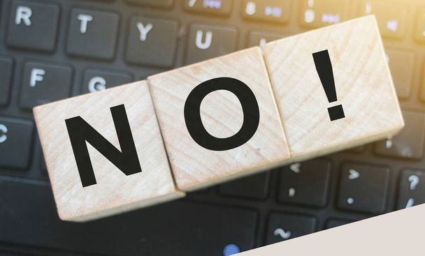 Het woord nee op houten blokken op het toetsenbord. Online beperkingen Bedrijfsconcept. - Foto, afbeelding