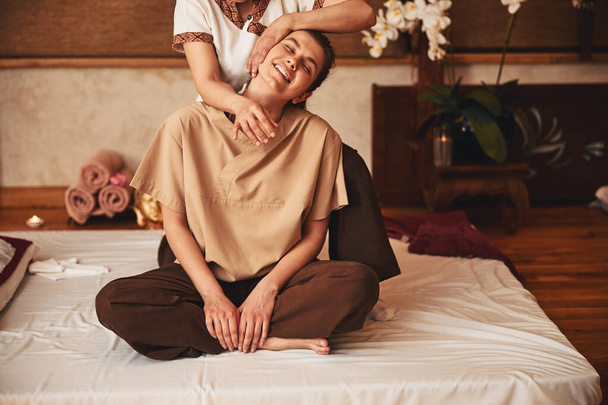 Радостное женское расслабление под тайский массаж йоги - Фото, изображение
