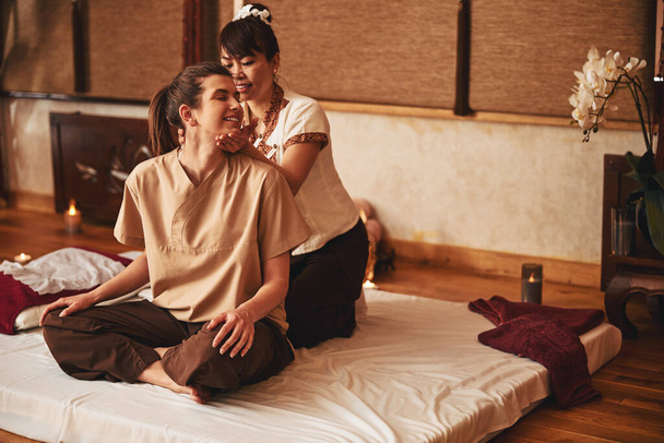 Thai massage therapist turning head of woman to right - Foto, Imagem