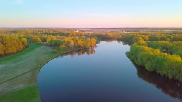 A drón átrepül egy gyönyörű nyári tájon egy folyóval naplementekor.. - Felvétel, videó