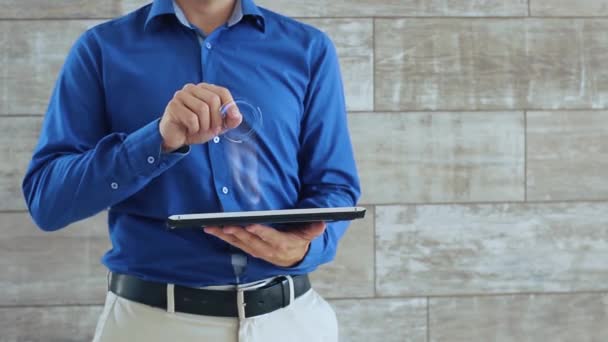 Hombre utiliza texto holograma Banca por Internet - Imágenes, Vídeo