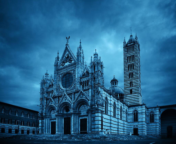Сиенский собор крупным планом как знаменитая достопримечательность средневекового города в пасмурный день в Италии. - Фото, изображение